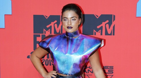 La estrella pop israelí Noa Kirel en los MTV EMA en Sevilla, España, 3 de noviembre de 2019.  