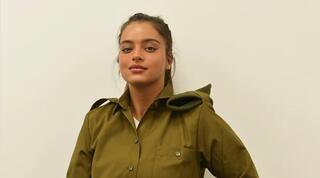 Noa Kirel posa con su uniforme del ejército israelí.  