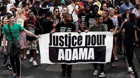 Manifestantes reclaman justicia por Adama Traoré, el joven negro que murió cuando se encontraba detenido en Francia en 2016 .