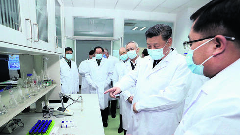 El presidente chino Xi Jinping durante una visita al laboratorio que desarrolla una vacuna contra el coronavirus en China. 