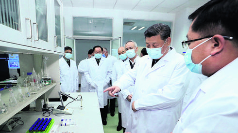 El presidente chino Xi Jinping durante una visita al laboratorio que desarrolla una vacuna contra el coronavirus en China. (EPA) El presidente chino Xi Jinping durante una visita al laboratorio que desarrolla una vacuna contra el coronavirus en China.