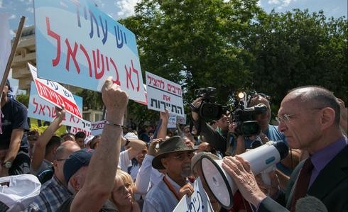 Trabajadores israelíes del sector turístico protestan por el cierre del país a turistas extranjeros.