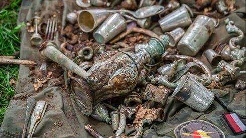 Los objetos fueron hallados cerca de un castillo destruido durante la segunda guerra mundial. (Gazeta Krakowska) cofre Polonia