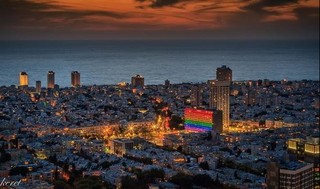 La plaza Rabin de Tel Aviv con los colores del orgullo LGBT y el mar Mediterráneo de fondo. 