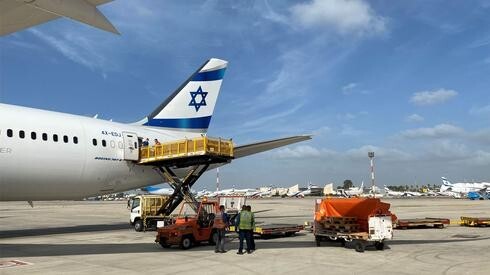 Un avión de El Al carga suministros médicos.