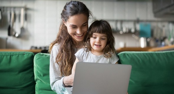 Madre e hija utilizan la computadora 
