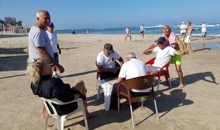 Israelíes en la playa de Bat Yam.