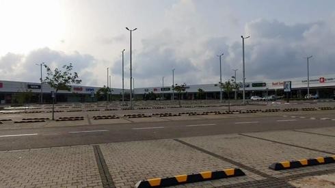 Estacionamiento de un gran centro comercial de Yarka vacío durante el cierre general por coronavirus 