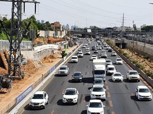 Autopistas cargadas en la región central de Israel a pesar del cierre general por coronavirus 
