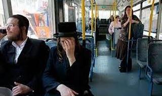 En 2011, la Corte Suprema prohibió obligar a las mujeres a ubicarse en la parte de atrás del autobús.