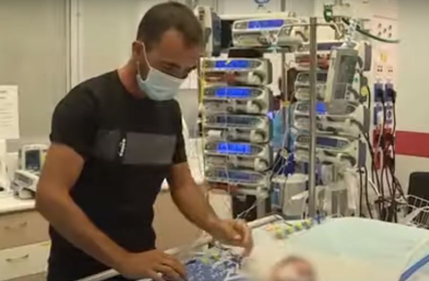 Refugiado sírio Ahmad com seu filho Usayed no Sheba Medical Center em Ramat Gan Refugiado sírio Ahmad com seu filho Usayed no Sheba Medical Center em Ramat Gan