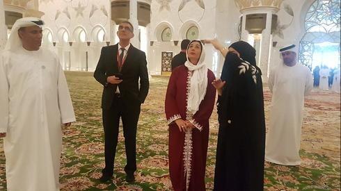 La ministra Miri Regev visita la mezquita Sheikh Zayed en los Emiratos Árabes Unidos en 2018.