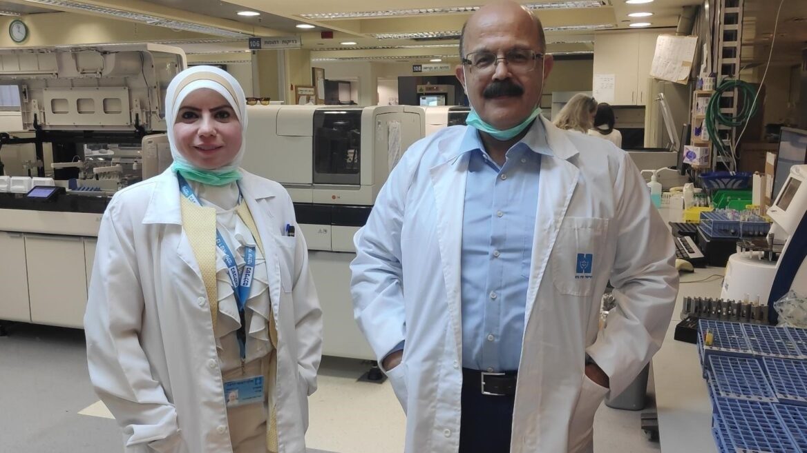 El doctor Abd Al-Roof Higazi y la directora de laboratorio Suhair Abdeen en el Centro Médico de la Universidad Hadassah. 