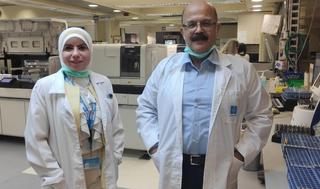 El doctor Abd Al-Roof Higazi y la directora de laboratorio Suhair Abdeen en el Centro Médico de la Universidad Hadassah.