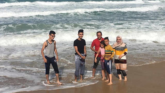 Raphat Kabaga junto a su familia en su primera visita al mar. 