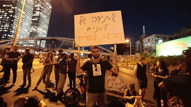 Una protesta contra el racismo en Tel Aviv, julio de 2019. La pancarta dice: el silencio blanco mata a los negros. 