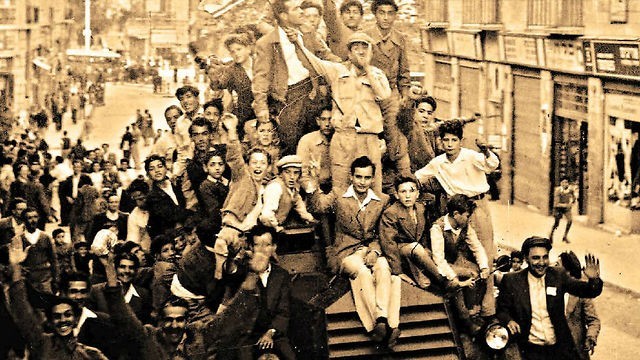 Festejos en Jerusalem tras la declaración de independencia de Israel en 1948.