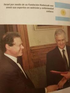 El Dr. Elliot Berry (L) de Hadassah y el Dr. David Bransky (R) en Tucumán en 2002. 