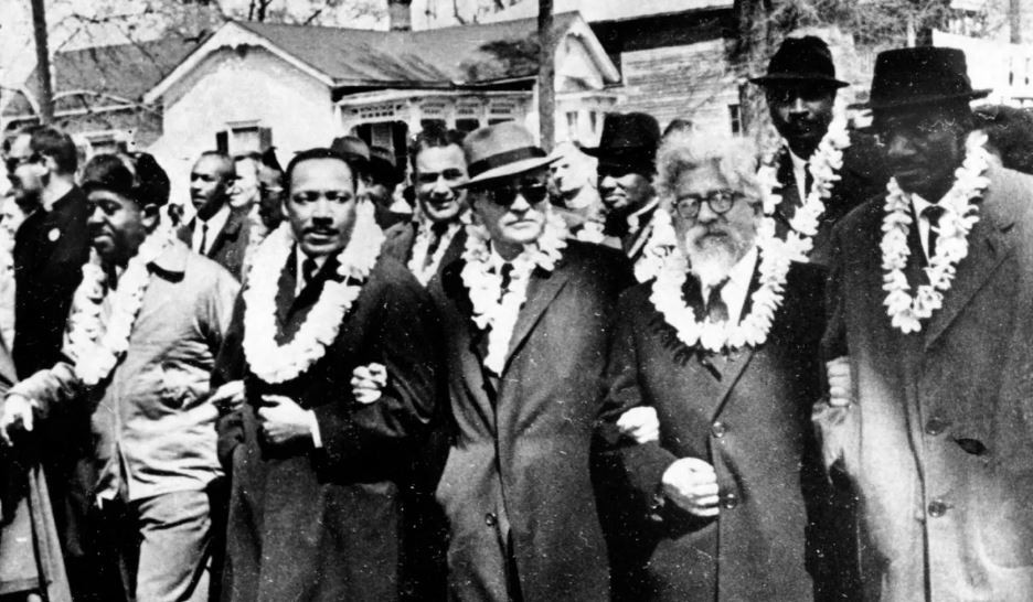 El rabino Abraham Joshua Heschel, segunda a la derecha, marchando con Martin Luther King, segunda a la izquierda, en Selma, Alabama, en 1965