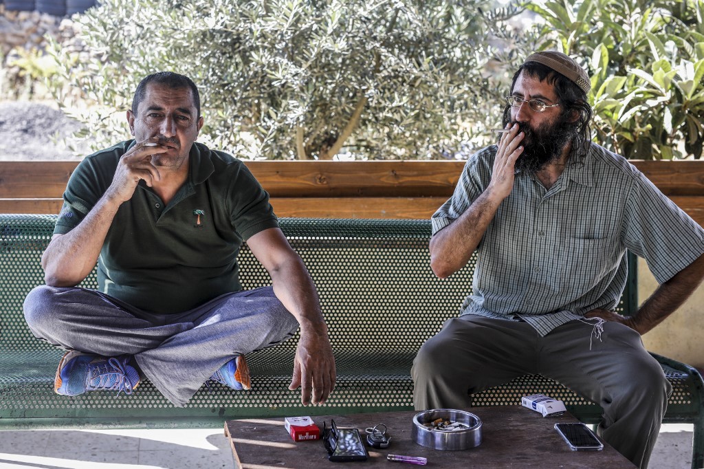 Um palestino e um israelense, unidos contra o plano de anexação de Netanyahu. (AFP) Khaled Abu Awad e Shaul Judelman. O Acordo do Século
