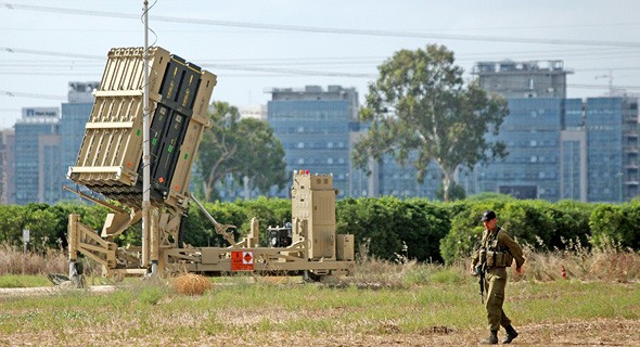 Un soldado israelí protege una batería de la Cúpulta de Hierro. 