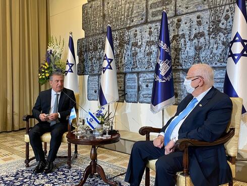 Urribarri, en 2020, recibido por el entonces presidente israelí Reuven Rivlin. (Embajada de Israel en Argentina.) El flamante embajador de Argentina en Israel, Sergio Urribarri, con el presidente Reuven Rivlin.