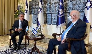 El flamante embajador de Argentina en Israel, Sergio Urribarri, con el presidente Reuven Rivlin.