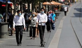 Israelíes caminando por Jerusalem en medio de la crisis de coronavirus.
