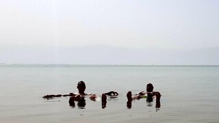 Visitantes flotando en el Mar Muerto 