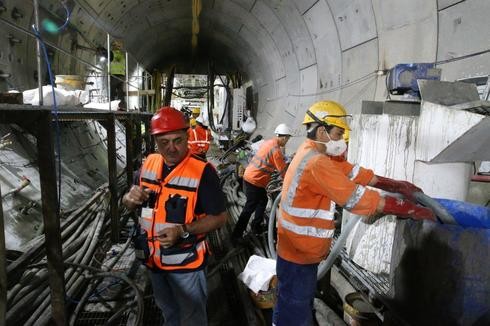 Trabajadores chinos e israelíes construyen el sistema de tren ligero de Tel Aviv 