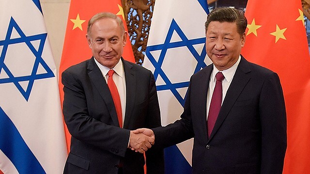 Xi Jingping, presidente de China, junto al ex primer ministro israelí Benjamín Netanyahu. 