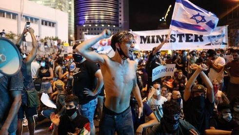 Masiva protesta contra el gobierno en Tel Aviv el sábado por la noche. 