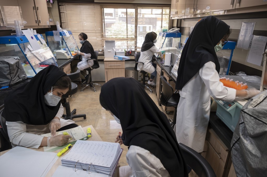 Laboratorio de pruebas de coronavirus en Teherán.