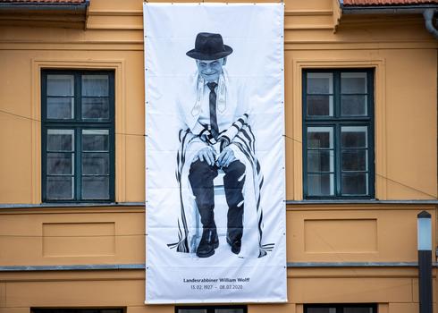 Una foto del rabino Wolff, del fotógrafo Koska, cuelga en el edificio de la Comunidad Judía en Mecklemburgo-Pomerania.