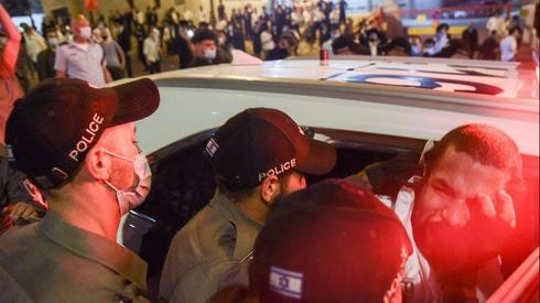 La policía arresta a un manifestante ultraortodoxo durante una protesta en Jerusalem. 