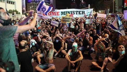 Los israelíes protestan en Tel Aviv por el manejo del gobierno de la crisis financiera causada por la pandemia.   