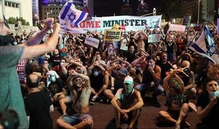 Los israelíes protestan en Tel Aviv por el manejo del gobierno de la crisis financiera causada por la pandemia  