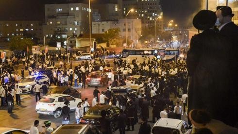 Manifestantes ultraortodoxos protestan contra la cuarentena impuesta en su barrio de Jerusalem 