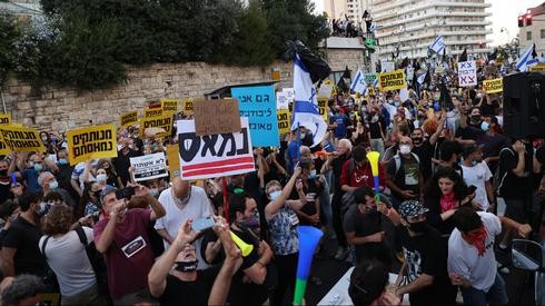 Carteles y cánticos frente a la residencia de Netanyahu.