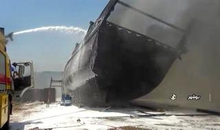 Uno de los barcos incendiados en el puerto iraní.