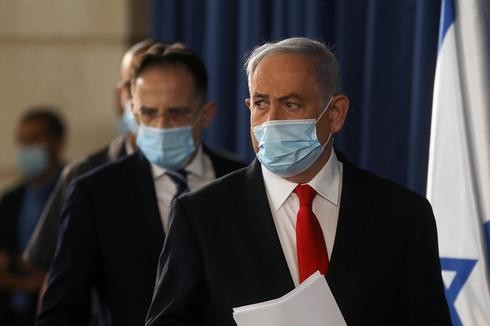El primer ministro Benjamín Netanyahu usando máscara facial durante una conferencia de prensa. 