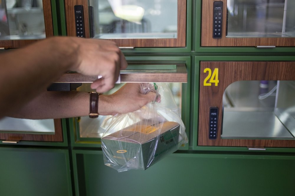 Se coloca una caja Go Noodles lista para llevar en un casillero con vidrio en Tel Aviv, Israel. 