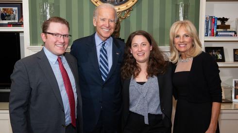 Aaron Keyak posa junto a Joe Biden y su esposa Jill, durante un evento realizado en 2015. 