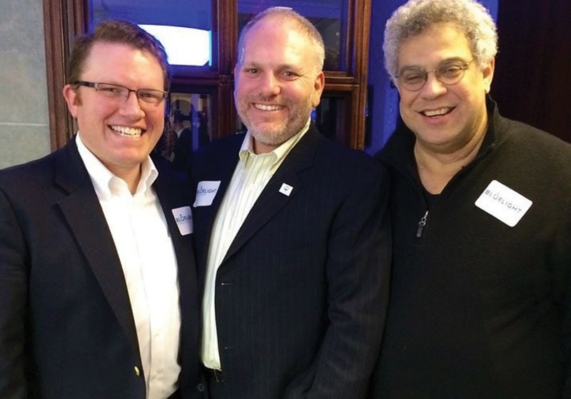 Aaron Keyak (izquierda) en el lanzamiento suave de 2015 de Bluelight Strategies, que cofundó, William Daroff (centro) de las Federaciones Judías de América del Norte y el cofundador de Bluelight Steve Rabinowitz. 