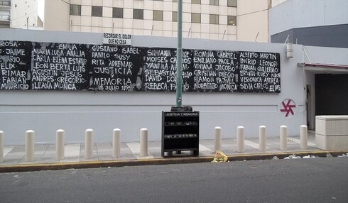 Sede actual de la AMIA con los nombres de las víctimas del atentado. 