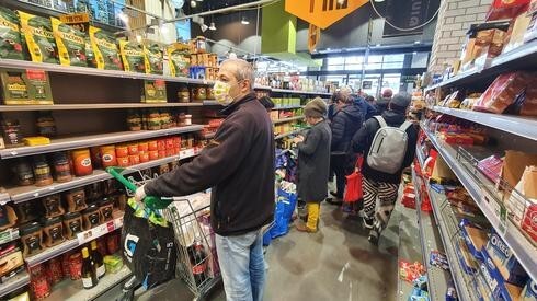 Compradores en un supermercado de Israel. 