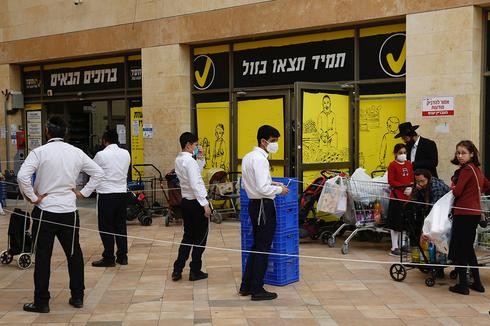 Clientes hacen fila frente a un supermercado en la ciudad ultra ortodoxa de Bnei Brak. 