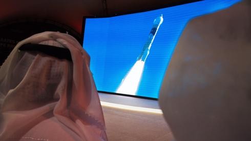 Un emiratí mira con atención el despegue de la primera sonda árabe a Marte.