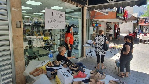 Venta de liquidación en una tienda de Ashkelon afectada por la crisis financiera del coronavirus.