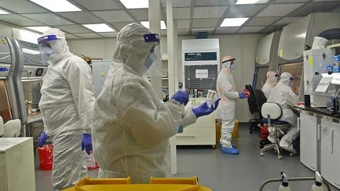 Un laboratorio de las Fuerzas de Defensa de Israel analiza pruebas de coronavirus. 